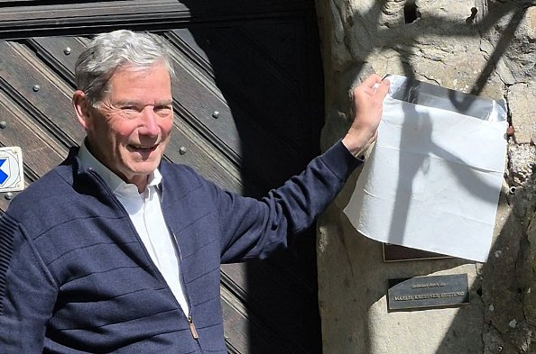 Dr. Ru&szlig; enth&uuml;llt die Bronzetafel (Foto: Dr. Gabriele Ru&szlig;)