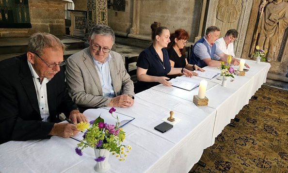 Im Bild von links nach rechts: Olaf Beykirch, amtierender Pr&auml;ses Kirchenkreis M&uuml;hlhausen, Christian Beuchel, Superintendent Kirchenkreis M&uuml;hlhausen, Annegret Steinke, stellvertr. Superintendentin Kirchenkreis S&uuml;dharz, Corina S&auml;nger, Vizepr&auml;ses Kirchenkreis S&uuml;dharz, Andre Barthel, Pr&auml;ses Kirchenkreis Bad Frankenhausen-Sondershausen, Steffi Wiegleb, Superintendentin Bad Frankenhausen-Sondershausen (Foto: R. Englert)