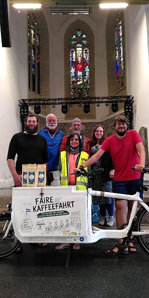 Christian M&auml;dler (rechts) und das Radel-Team machen Rast in der Altendorfer Kirche. (Foto: Christian M&ouml;ls)