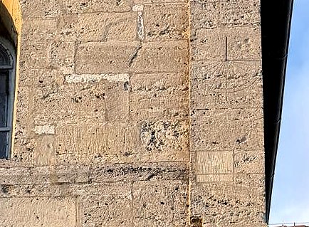 Gebetsuhr am S&uuml;dgiebel der Basilika (Foto: G&uuml;nter Bolze)