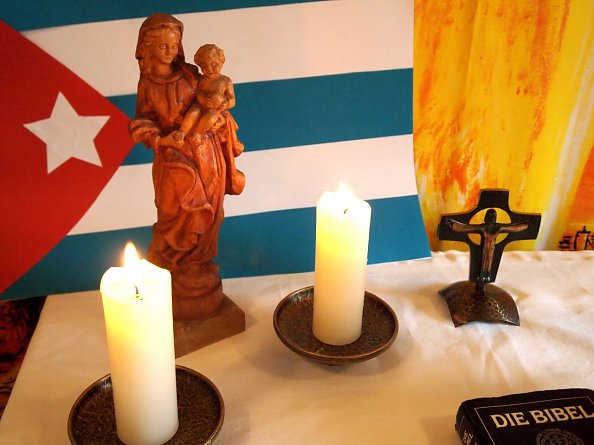 Altar zum WGT mit kubanischer Flagge und Marienstatue (Foto: R. Englert)